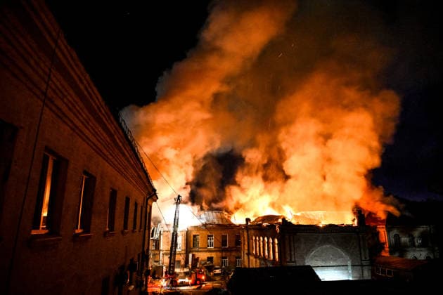 Historic building of Zaporizhzhia National University struck by Russian army A rescuer uses an aerial work platform to extinguish a fire at Academic Building No. 3 of Zaporizhzhia National University, caused by an overnight Russian drone attack in the Oleksandrivskyi district of Zaporizhzhia, Ukraine, September 21, 2026. The building, a cultural heritage site and architectural monument of local significance, was formerly the Oleksandrivsk Girls™ Gymnasium, built in 1902. A significant portion of the historic structure burned down in the attack. Buildings No. 4 and No. 5 also sustained damage, with windows shattered. The Russian strike additionally destroyed a shopping centre and damaged multi-storey residential blocks. Six people were inj  Copyright: xDmytroxSmolienkox xUkrinformx xAvalonx 1137024685
