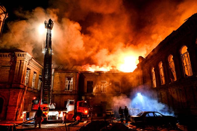 Historic building of Zaporizhzhia National University struck by Russian army A rescuer uses an aerial work platform to extinguish a fire at Academic Building No. 3 of Zaporizhzhia National University, caused by an overnight Russian drone attack in the Oleksandrivskyi district of Zaporizhzhia, Ukraine, September 21, 2026. The building, a cultural heritage site and architectural monument of local significance, was formerly the Oleksandrivsk Girls™ Gymnasium, built in 1902. A significant portion of the historic structure burned down in the attack. Buildings No. 4 and No. 5 also sustained damage, with windows shattered. The Russian strike additionally destroyed a shopping centre and damaged multi-storey residential blocks. Six people were inj  Copyright: xDmytroxSmolienkox xUkrinformx xAvalonx 1137024713