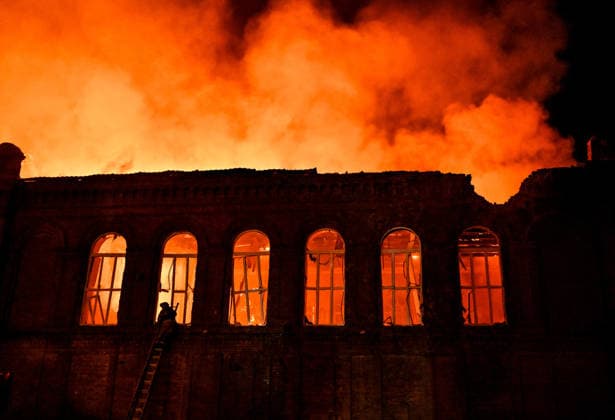 Historic building of Zaporizhzhia National University struck by Russian army A firefighter stands on a ladder during a response to a fire caused by an overnight Russian drone attack in Academic Building No. 3 of Zaporizhzhia National University in the Oleksandrivskyi district of Zaporizhzhia, Ukraine, September 21, 2026. The building, a cultural heritage site and architectural monument of local significance, was formerly the Oleksandrivsk Girls™ Gymnasium, built in 1902. A significant portion of the historic structure burned down in the attack. Buildings No. 4 and No. 5 also sustained damage, with windows shattered. The Russian strike additionally destroyed a shopping centre and damaged multi-storey residential blocks. Six people were inj  Copyright: xDmytroxSmolienkox xUkrinformx xAvalonx 1137024737