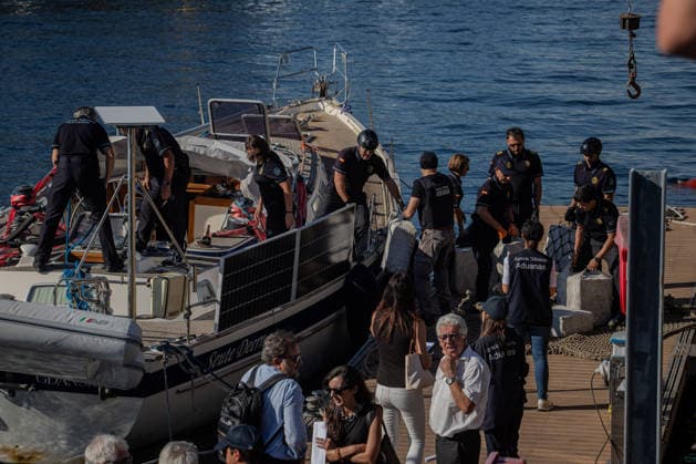 Sailboat Carrying 2.5 Metric Tons of Cocaine Seized in Galicia Arrival of the 2.5-metric-ton shipment of cocaine and the detainees following the interception of a sailboat carrying two metric tons of cocaine, 400 miles off the Galician coast, on September 21, 2026, in Vigo, Galicia, Spain. The sailboat’s crew has been arrested and has arrived at the Transatlantic Pier in Vigo on September 21, 2026, Adriá, Spain  Copyright: xAdrianxIragox 7789655