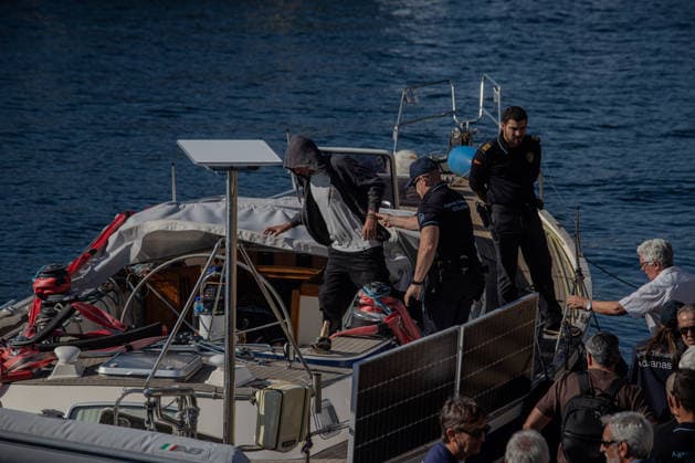 Sailboat Seized with 2.5 Metric Tons of Cocaine in Galicia Arrival of the 2.5-metric-ton cocaine cache and the detainees following the interception of a sailboat carrying two metric tons of cocaine, 400 miles off the Galician coast, on September 21, 2026, in Vigo, Galicia, Spain. The sailboat’s crew has been arrested and has arrived at the Trasatlánticos pier in Vigo on September 21, 2026. Adriá, Spain  Copyright: xAdrianxIragox 7789659