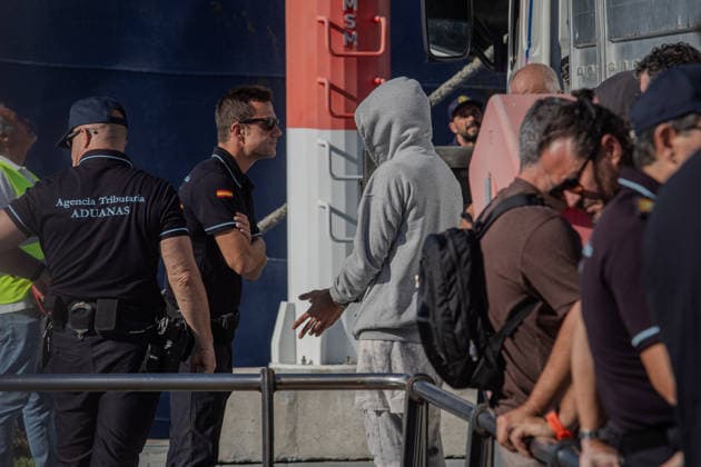 Sailboat Seized with 2.5 Metric Tons of Cocaine in Galicia Arrival of the 2.5-metric-ton cocaine cache and the detainees following the interception of a sailboat loaded with two metric tons of cocaine, 400 miles off the Galician coast, on September 21, 2026, in Vigo, Galicia, Spain. The sailboat’s crew has been arrested and has arrived at the Trasatlánticos pier in Vigo on September 21, 2026, Adriá, Spain  Copyright: xAdrianxIragox 7789657