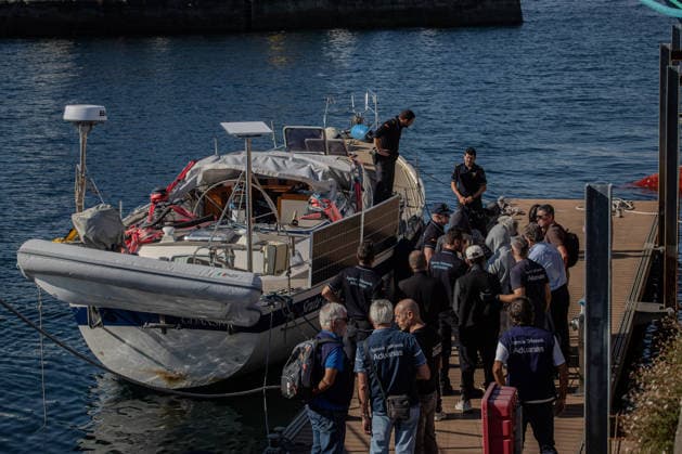 Sailboat Seized with 2.5 Metric Tons of Cocaine in Galicia Arrival of the 2.5-metric-ton cocaine cache and the detainees following the interception of a sailboat loaded with two metric tons of cocaine, 400 miles off the Galician coast, on September 21, 2026, in Vigo, Galicia, Spain. The sailboat’s crew has been arrested and has arrived at the Trasatlánticos pier in Vigo on September 21, 2026, Adriá, Spain  Copyright: xAdrianxIragox 7789658