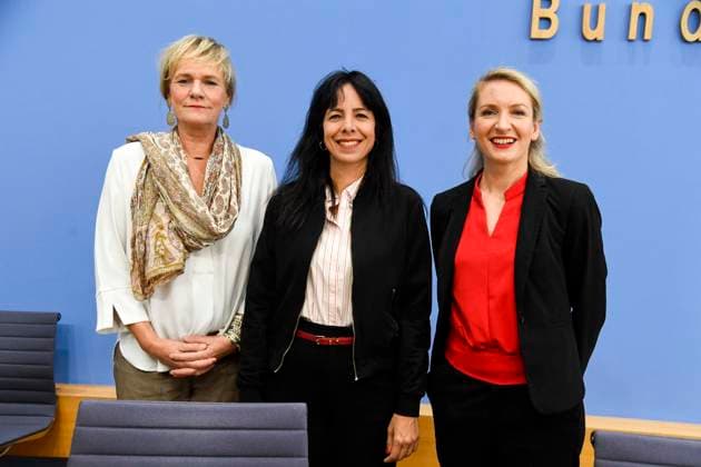 ABB BPK Simone Oldenburg, lead candidate in Mecklenburg-Western Pomerania for the party Die Linke; Elif Eralp, mayoral candidate in Berlin for the party Die Linke; Ines Schwerdtner, Chair of the party Die Linke Topic: Die Linke—Impact of the state elections in Berlin and Mecklenburg-Western Pomerania on federal politics Statemen