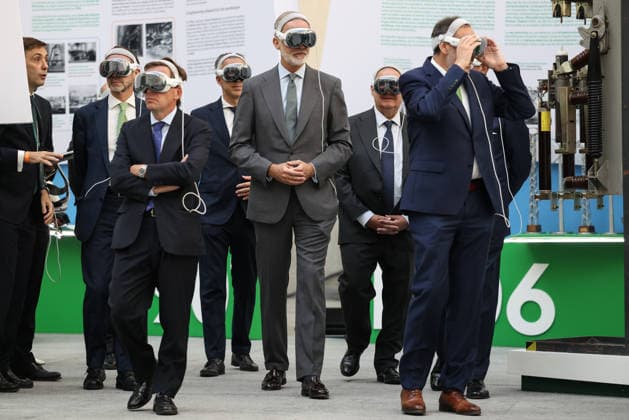 The King Opens the Exhibition Marking Iberdrola’s 125th Anniversary in Madrid King Felipe VI, the mayor of Madrid, José Luis Martínez Almeida, the Minister of Industry and Tourism, Jordi Hereu, and Iberdrola President Ignacio Galán, during the opening of an exhibition marking Iberdrola’s 125th anniversary at the Galería de Cristal in the Palacio de Cibeles on September 21, 2026, in Madrid, Spain. The exhibition, titled An Electrifying Journey: An Immersive Experience with Iberdrola, traces the evolution of electrical technology from its origins and offers a glimpse into the future through an immersive and interactive experience that combines innovation and public outreach. SEPTEMBER 21, 2026 Alejandro Martínez Vé Spain Copyright: xAlejandroxMartinezxVÃ lezx 7789692