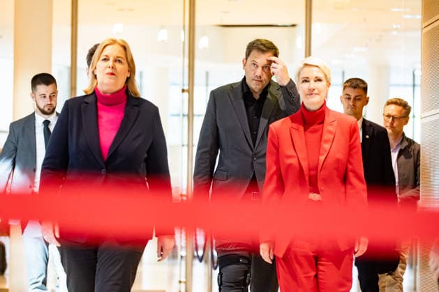 SPD party leaders Bärbel Bas and Lars Klingbeil, along with the SPD’s top candidates in Mecklenburg-Western Pomerania, Manuela Schwesig, and in Berlin, Steffen Krach, will hold a press conference at the Willy Brandt House in Berlin on September 21, 2026, to discuss the state elections in Mecklenburg-Western Pomerania and Berlin