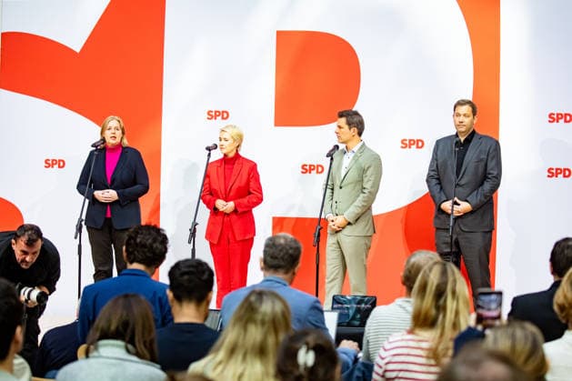 SPD party leaders Bärbel Bas (L) and Lars Klingbeil (R), and the SPD’s top candidates in Mecklenburg-Western Pomerania, Manuela Schwesig (2L), and in Berlin, Steffen Krach (2R), at a press conference at the Willy Brandt House in Berlin on September 21, 2026 Reactions to the state elections in Mecklenburg-Western Pomerania and Berlin
