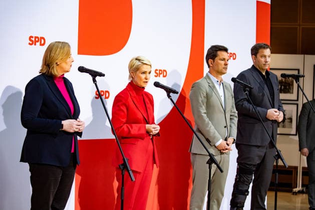 SPD party leaders Bärbel Bas (L) and Lars Klingbeil (R), and the SPD’s top candidates in Mecklenburg-Western Pomerania, Manuela Schwesig (2L), and in Berlin, Steffen Krach (2R), at a press conference at the Willy Brandt House in Berlin on September 21, 2026 Reactions to the state elections in Mecklenburg-Western Pomerania and Berlin