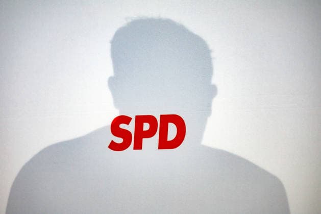 SPD Party Chairman Lars Klingbeil casts his shadow on the SPD logo during a press conference at the Willy Brandt House in Berlin on September 21, 2026: Reactions to the state elections in Mecklenburg-Western Pomerania and Berlin