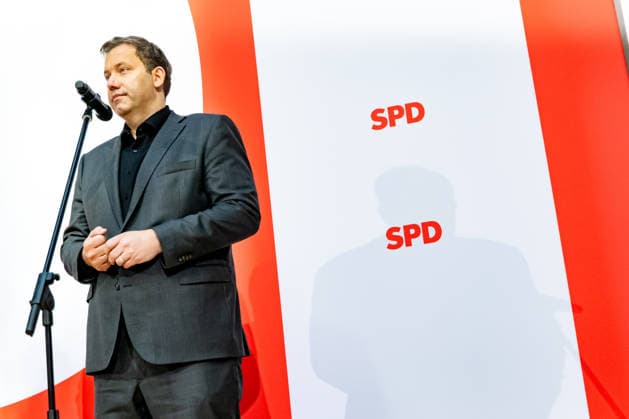 SPD Party Chairman Lars Klingbeil casts his shadow on the SPD logo during a press conference at the Willy Brandt House in Berlin on September 21, 2026: Reactions to the state elections in Mecklenburg-Western Pomerania and Berlin