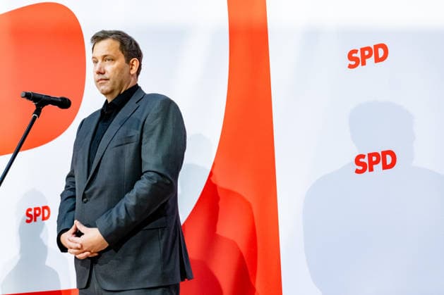 SPD Party Chairman Lars Klingbeil casts his shadow on the SPD logo during a press conference at the Willy Brandt House in Berlin on September 21, 2026: Reactions to the state elections in Mecklenburg-Western Pomerania and Berlin