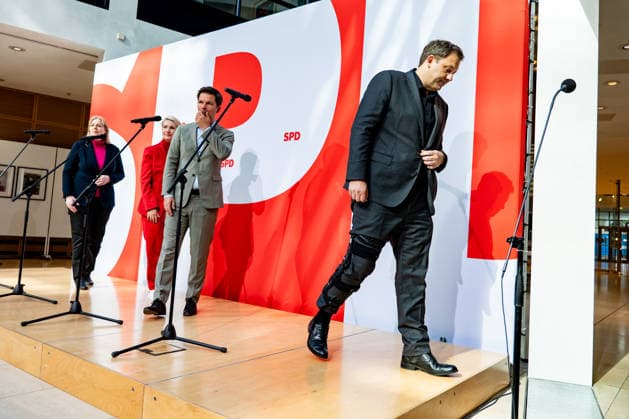 SPD party leaders Bärbel Bas (L) and Lars Klingbeil (R), along with the SPD’s top candidates in Mecklenburg-Western Pomerania, Manuela Schwesig (2L), and in Berlin, Steffen Krach (2R), leave a press conference at the Willy Brandt House in Berlin on September 21, 2026 Reactions to the state elections in Mecklenburg-Western Pomerania and Berlin