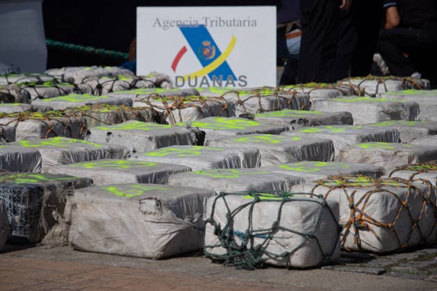 Sailboat Carrying 2.5 Metric Tons of Cocaine Seized in Galicia The 2.5-metric-ton shipment of cocaine and the detainees following the interception of a sailboat loaded with two metric tons of cocaine, 400 miles off the Galician coast, on September 21, 2026, in Vigo, Galicia, Spain. The sailboat’s crew has been arrested and has arrived at the Trasatlánticos pier in Vigo on September 21, 2026, Adriá, Spain  Copyright: xAdrianxIragox 7789836