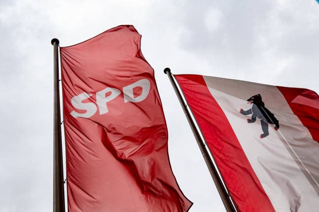 SPD and Berlin flags against a cloudy sky in front of the Willy Brandt House in Berlin on September 21, 2026 Reactions to the state elections in Mecklenburg-Western Pomerania and Berlin