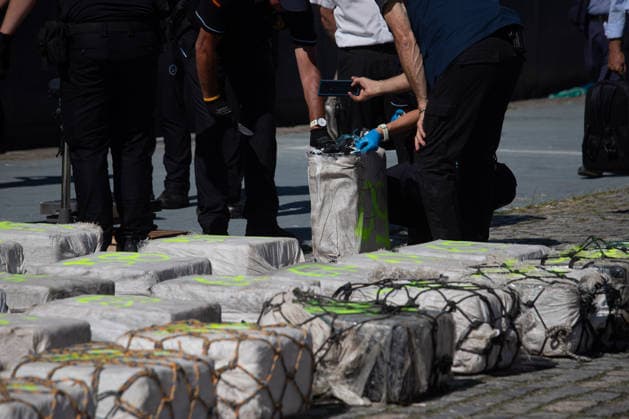 Sailboat Seized with 2.5 Metric Tons of Cocaine in Galicia Arrival of the 2.5-metric-ton cocaine cache and the detainees following the interception of a sailboat carrying two metric tons of cocaine, 400 miles off the Galician coast, on September 21, 2026, in Vigo, Galicia, Spain. The sailboat’s crew has been arrested and has arrived at the Transatlantic Pier in Vigo on September 21, 2026, Adriá, Spain  Copyright: xAdrianxIragox 7789838