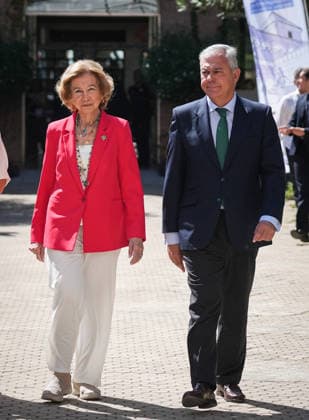 Queen Sofía Presides Over the Opening Ceremony of the International Congress on Neurodegenerative Diseases in Seville. Queen Sofía, accompanied by the mayor of Seville, José Luis Sanz, upon her arrival to preside over the opening of the International Congress on Neurodegenerative Diseases September 21, 2026, in Seville, Andalusia, Spain SEPTEMBER 21, 2026 María José Ló Seville, Andalusia, Spain Seville, Andalusia, Spain Spain  Copyright: xMariaxJosÃ xLopezx 7789855