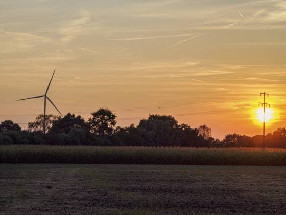 Ein Windrad steht auf einem Feld bei Sonnenuntergang, der Himmel ist in warmen Tönen gefärbt, borken, Nordrhein-Westfalen, deutschland A wind turbine stands in a field at sunset, the sky is colored in warm tones, Borken, North Rhine-Westphalia, Germany Copyright: imageBROKER StephanxSuehling ibxssh18878907.jpg