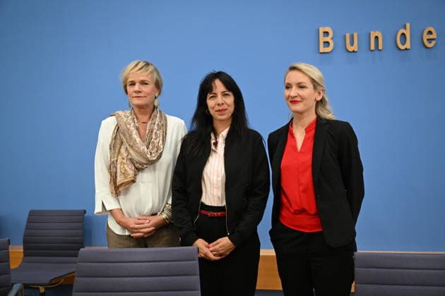 Left Party wins Berlin state election BERLIN, GERMANY - SEPTEMBER 21: German socialist Left Party s lead candidate for Governing Mayor of Berlin, Elif Eralp (C), makes statements alongside party officials on election results at the state parliament in Berlin, Germany, on September 21, 2026. According to provisional official election results, Left Party emerged victorious in the Berlin state election, surging 13.4% points from the 2023 elections to capture 25.7% of the vote. Halil Sagirkaya Anadolu Berlin Germany. Editorial use only. Please get in touch for any other usage.  Copyright: x2026xAnadoluxHalilxSagirkayax