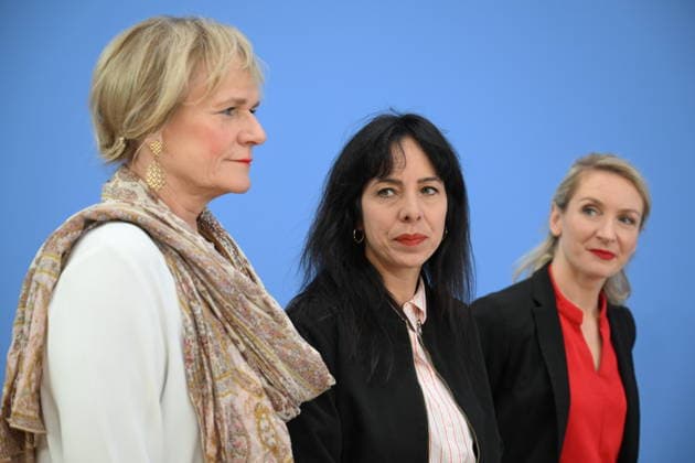 Left Party wins Berlin state election BERLIN, GERMANY - SEPTEMBER 21: German socialist Left Party s lead candidate for Governing Mayor of Berlin, Elif Eralp (C), makes statements alongside party officials on election results at the state parliament in Berlin, Germany, on September 21, 2026. According to provisional official election results, Left Party emerged victorious in the Berlin state election, surging 13.4% points from the 2023 elections to capture 25.7% of the vote. Halil Sagirkaya Anadolu Berlin Germany. Editorial use only. Please get in touch for any other usage.  Copyright: x2026xAnadoluxHalilxSagirkayax