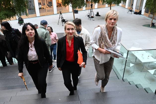 Left Party wins Berlin state election BERLIN, GERMANY - SEPTEMBER 21: German socialist Left Party s lead candidate for Governing Mayor of Berlin, Elif Eralp (L), arrives to make statements alongside party officials on election results at the state parliament in Berlin, Germany, on September 21, 2026. According to provisional official election results, Left Party emerged victorious in the Berlin state election, surging 13.4% points from the 2023 elections to capture 25.7% of the vote. Halil Sagirkaya Anadolu Berlin Germany. Editorial use only. Please get in touch for any other usage.  Copyright: x2026xAnadoluxHalilxSagirkayax