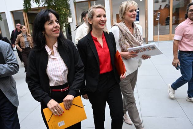 Left Party wins Berlin state election BERLIN, GERMANY - SEPTEMBER 21: German socialist Left Party s lead candidate for Governing Mayor of Berlin, Elif Eralp (L), arrives to make statements alongside party officials on election results at the state parliament in Berlin, Germany, on September 21, 2026. According to provisional official election results, Left Party emerged victorious in the Berlin state election, surging 13.4% points from the 2023 elections to capture 25.7% of the vote. Halil Sagirkaya Anadolu Berlin Germany. Editorial use only. Please get in touch for any other usage.  Copyright: x2026xAnadoluxHalilxSagirkayax