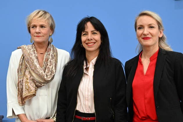 Left Party wins Berlin state election BERLIN, GERMANY - SEPTEMBER 21: German socialist Left Party s lead candidate for Governing Mayor of Berlin, Elif Eralp (C), makes statements alongside party officials on election results at the state parliament in Berlin, Germany, on September 21, 2026. According to provisional official election results, Left Party emerged victorious in the Berlin state election, surging 13.4% points from the 2023 elections to capture 25.7% of the vote. Halil Sagirkaya Anadolu Berlin Germany. Editorial use only. Please get in touch for any other usage.  Copyright: x2026xAnadoluxHalilxSagirkayax