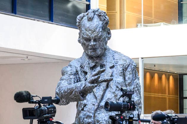In the photo, from left: Statue of Willy Brandt in the atrium, GER, Berlin; SPD press conference following the elections in Berlin and Mecklenburg-Western Pomerania (MV), in the atrium of the Willy Brandt House, Wilhelmstraße 141, 10963 Berlin, September 21, 2026, Copyright: HMBxMedia UwexKoch