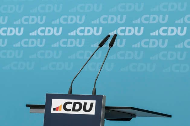 In the photo, from left: microphone in front of the press wall, lectern, GER, Berlin, press conference with the chairman of Germany’s CDU and Federal Chancellor Friedrich Merz, Member of the Bundestag; press conference following the elections in Berlin and Mecklenburg-Western Pomerania, September 21, 2026, Copyright: HMBxMedia UwexKoch