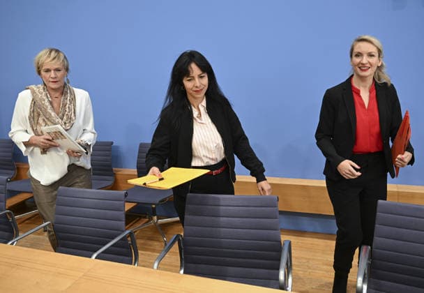 Die Linke leaders hold press conference in Berlin following state elections BERLIN, GERMANY - SEPTEMBER 21: Mayoral candidate for Berlin Elif Eralp (C), Federal Co-Chair of Die Linke Ines Schwerdtner (R), and lead candidate in Mecklenburg-Vorpommern Simone Oldenburg (L) arrive for a press conference at the Haus der Bundespressekonferenz in Berlin, Germany, on September 21, 2026. Following state elections held in Berlin and Mecklenburg-Vorpommern on September 20, senior leadership of Die Linke gathered at the Federal Press Conference to evaluate the election results and discuss their implications for federal politics. Halil Sagirkaya Anadolu Berlin Germany. Editorial use only. Please get in touch for any other usage.  Copyright: x2026xAnadoluxHalilxSagirkayax