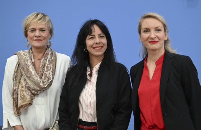 Die Linke leaders hold press conference in Berlin following state elections BERLIN, GERMANY - SEPTEMBER 21: Mayoral candidate for Berlin Elif Eralp (C), Federal Co-Chair of Die Linke Ines Schwerdtner (R), and lead candidate in Mecklenburg-Vorpommern Simone Oldenburg (L) pose for a photo ahead of the press conference at the Haus der Bundespressekonferenz in Berlin, Germany, on September 21, 2026. Following state elections held in Berlin and Mecklenburg-Vorpommern on September 20, senior leadership of Die Linke gathered at the Federal Press Conference to evaluate the election results and discuss their implications for federal politics. Halil Sagirkaya Anadolu Berlin Germany. Editorial use only. Please get in touch for any other usage.  Copyright: x2026xAnadoluxHalilxSagirkayax