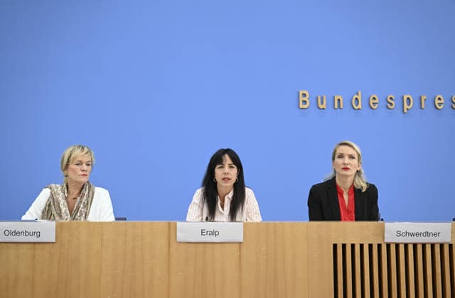 Die Linke leaders hold press conference in Berlin following state elections BERLIN, GERMANY - SEPTEMBER 21: (L-R) Lead candidate in Mecklenburg-Vorpommern Simone Oldenburg, mayoral candidate for Berlin Elif Eralp, and Federal Co-Chair of Die Linke Ines Schwerdtner attend a press conference at the Haus der Bundespressekonferenz in Berlin, Germany, on September 21, 2026. Following the state elections held in Berlin and Mecklenburg-Vorpommern on September 20, leadership of Die Linke gathered at the Federal Press Conference to analyze the election outcomes and address their impact on national politics. Halil Sagirkaya Anadolu Berlin Germany. Editorial use only. Please get in touch for any other usage.  Copyright: x2026xAnadoluxHalilxSagirkayax
