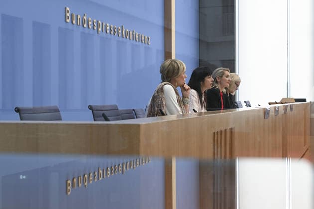 Die Linke leaders hold press conference in Berlin following state elections BERLIN, GERMANY - SEPTEMBER 21: (L-R) Lead candidate in Mecklenburg-Vorpommern Simone Oldenburg, mayoral candidate for Berlin Elif Eralp, and Federal Co-Chair of Die Linke Ines Schwerdtner attend a press conference at the Haus der Bundespressekonferenz in Berlin, Germany, on September 21, 2026. Following the state elections held in Berlin and Mecklenburg-Vorpommern on September 20, leadership of Die Linke gathered at the Federal Press Conference to analyze the election outcomes and address their impact on national politics. Halil Sagirkaya Anadolu Berlin Germany. Editorial use only. Please get in touch for any other usage.  Copyright: x2026xAnadoluxHalilxSagirkayax