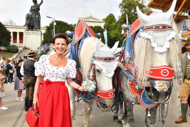 Margit Toennies upon her arrival at the Damenwiesn on September 21, 2026, at the Oktoberfest in Munich Margit Toennies arrives at the Damenwiesn event on September 21, 2026 at the Oktoberfest in Munich, Germany Damenwiesn at the 2026 Oktoberfest in Munich