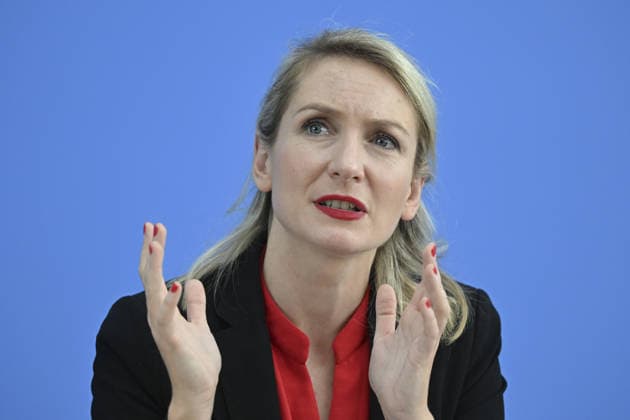 Die Linke leaders hold press conference in Berlin following state elections BERLIN, GERMANY - SEPTEMBER 21: Federal Co-Chair of Die Linke Ines Schwerdtner speaks during a press conference at the Haus der Bundespressekonferenz in Berlin, Germany, on September 21, 2026. Following the state elections held in Berlin and Mecklenburg-Vorpommern on September 20, leadership of Die Linke gathered at the Federal Press Conference to evaluate the election outcomes and address their impact on national politics. Halil Sagirkaya Anadolu Berlin Germany. Editorial use only. Please get in touch for any other usage.  Copyright: x2026xAnadoluxHalilxSagirkayax