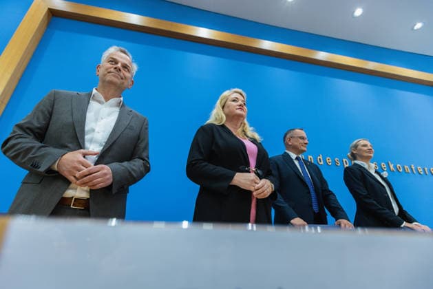 AfD - Auswirkungen der Landtagswahlen in Berlin und Mecklenburg-Vorpommern auf die Bundespolitik. Deutschland, Berlin am 21. September 2026 Einen Tag nach den Erfolgen der AfD bei den Landtagswahlen in Mecklenburg-Vorpommern und der Wahl zum Berliner Abgeordnetenhaus stellen sich die AfD-Vorsitzenden gemeinsam mit den Spitzenkandidaten Leif-Erik Holm und Kristin Brinker in der Bundespressekonferenz den Fragen der Presse. Im Bild: Leif-Erik Holm, AfD-Kandidat für das Amt des Ministerpräsidenten in Mecklenburg-Vorpommern. Kristin Brinker, AfD-Spitzenkandidatin für Berlin. Tino Chrupalla, Bundessprecher der AfD und Co-Vorsitzender der AfD-Fraktion im Deutschen Bundestag. Alice Weidel, Bundessprecherin der AfD und Co-Vorsitzende der Af