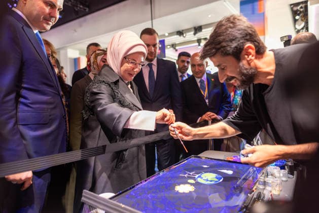 September 21, 2026, New York City, United States: Emine Erdogan takes part in a traditional Turkish Ebru art demonstration during Climate Week NYC 2026 New York City United States  - ZUMAl194 20260921_zip_l194_013 Copyright: xMarekxLadzinskix