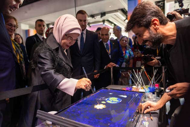 September 21, 2026, New York City, United States: Emine Erdogan takes part in a traditional Turkish Ebru art demonstration during Climate Week NYC 2026 New York City United States  - ZUMAl194 20260921_zip_l194_014 Copyright: xMarekxLadzinskix