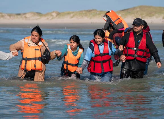 September 21, 2026, Berck, Nord France: Berck, France. A family of migrants wait in the sea to board a taxi boat at the beach at Berck-sur-Mer, in northern France, before attempting to cross the English Channel. Berck Nord France  - ZUMAl94_ 20260921_zaf_l94_024 Copyright: xIoannisxAlexopoulosx