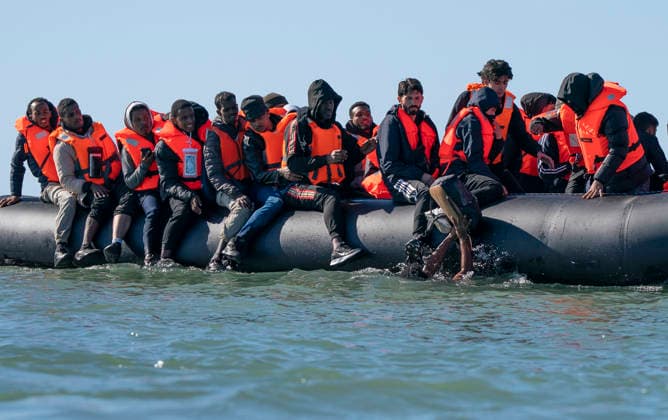 September 21, 2026, Berck, Nord France: Berck, France. Migrants onboard a taxi boat at the beach at Berck-sur-Mer, in northern France, before attempting to cross the English Channel. Berck Nord France  - ZUMAl94_ 20260921_zaf_l94_025 Copyright: xIoannisxAlexopoulosx