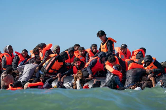 September 21, 2026, Berck, Nord France: Berck, France. Migrants clamber to board a taxi boat at the beach at Berck-sur-Mer, in northern France, before attempting to cross the English Channel. Berck Nord France  - ZUMAl94_ 20260921_zaf_l94_026 Copyright: xIoannisxAlexopoulosx