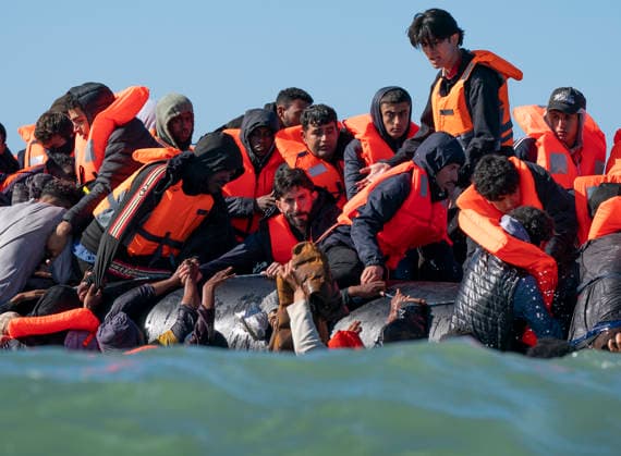 September 21, 2026, Berck, Nord France: Berck, France. Migrants clamber to board a taxi boat at the beach at Berck-sur-Mer, in northern France, before attempting to cross the English Channel. Berck Nord France  - ZUMAl94_ 20260921_zaf_l94_028 Copyright: xIoannisxAlexopoulosx
