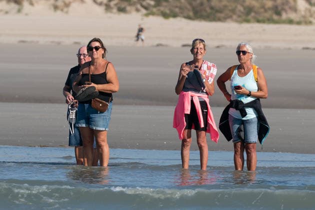 September 21, 2026, Berck, Nord France, France: Berck, France. Holidaymakers watch migrants as they wait in the sea to board a taxi boat at the beach at Berck , France, before attempting to cross the English Channel. Berck France  - ZUMAl94_ 20260921_zaf_l94_037 Copyright: xIoannisxAlexopoulosx