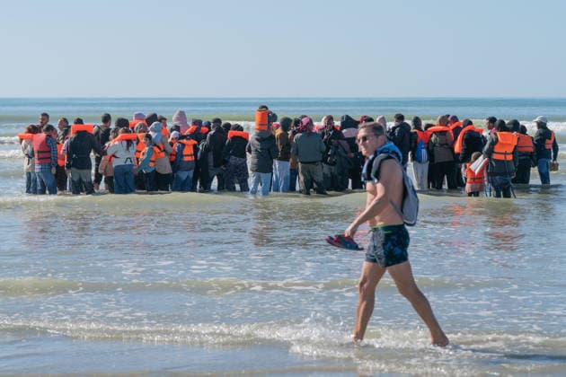 September 21, 2026, Berck, Nord France, France: Berck, France. Migrants wait in the sea to board a taxi boat at the beach at Berck-sur-Mer, in northern France, before attempting to cross the English Channel Berck France  - ZUMAl94_ 20260921_zaf_l94_038 Copyright: xIoannisxAlexopoulosx