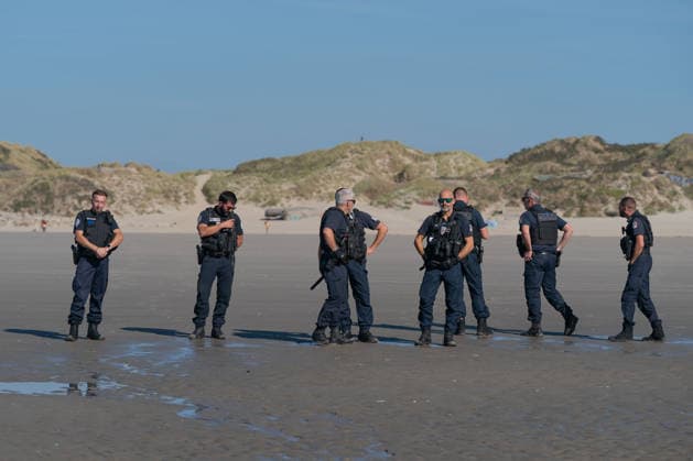 September 21, 2026, Berck, Nord France, France: Berck, France. French police watch migrants as they wait to board a taxi boat at the beach at Berck , France, before attempting to cross the English Channel. Berck France  - ZUMAl94_ 20260921_zaf_l94_039 Copyright: xIoannisxAlexopoulosx