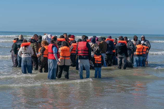 September 21, 2026, Berck, Nord France, France: Berck, France. Migrants wait in sea at the beach at Berck-sur-Mer, in northern France, before attempting to cross the English Channel Berck France  - ZUMAl94_ 20260921_zaf_l94_042 Copyright: xIoannisxAlexopoulosx