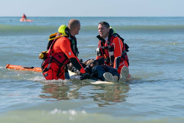 September 21, 2026, Berck, Nord France, France: Berck, France. Rescue services assist a migrant after he failed to board a taxi boat at the beach at Berck-sur-Mer, in northern France, before attempting to cross the English Channel Berck France  - ZUMAl94_ 20260921_zaf_l94_043 Copyright: xIoannisxAlexopoulosx