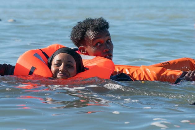 September 21, 2026, Berck, Nord France, France: Berck, France. Migrants struggle to swim as they board a taxi boat at the beach at Berck-sur-Mer, in northern France, before attempting to cross the English Channel Berck France  - ZUMAl94_ 20260921_zaf_l94_044 Copyright: xIoannisxAlexopoulosx