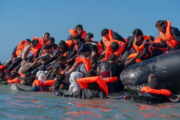 September 21, 2026, Berck, Nord France, France: Berck, France. Migrants clamber to board a taxi boat at the beach at Berck-sur-Mer, in northern France, before attempting to cross the English Channel Berck France  - ZUMAl94_ 20260921_zaf_l94_048 Copyright: xIoannisxAlexopoulosx