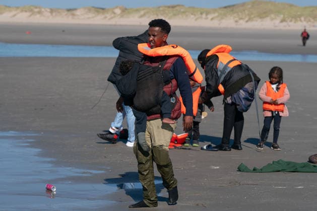 September 21, 2026, Berck, Nord France, France: Berck, France. Migrants walk in the sea as they wait to board a taxi boat at the beach at Berck , France, before attempting to cross the English Channel. Berck France  - ZUMAl94_ 20260921_zaf_l94_053 Copyright: xIoannisxAlexopoulosx