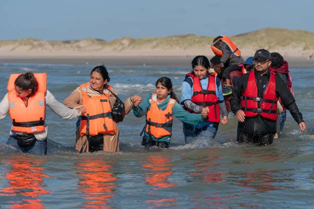 September 21, 2026, Berck, Nord France, France: Berck, France. Migrants wade in the sea to board a taxi boat at the beach at Berck , France, before attempting to cross the English Channel. Berck France  - ZUMAl94_ 20260921_zaf_l94_055 Copyright: xIoannisxAlexopoulosx